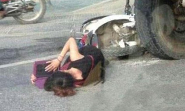 Motornya Ditabrak, Mahasiswi Belajar Sambil Tunggu Ambulans